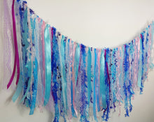 Load image into Gallery viewer, Frosty Garland